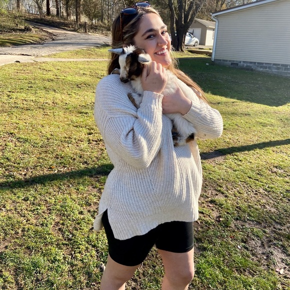 Meet your Posher, Taylor - Picture 2 of 4